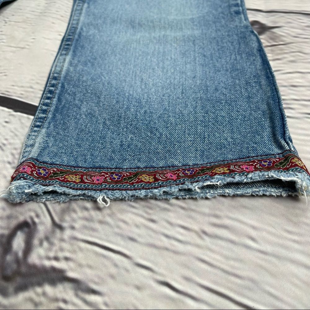 OLD NAVY women's blue boho crop ankle jeans with embroidery trim boho, size 6 - Picture 5 of 13